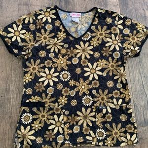Daisy women’s scrub top